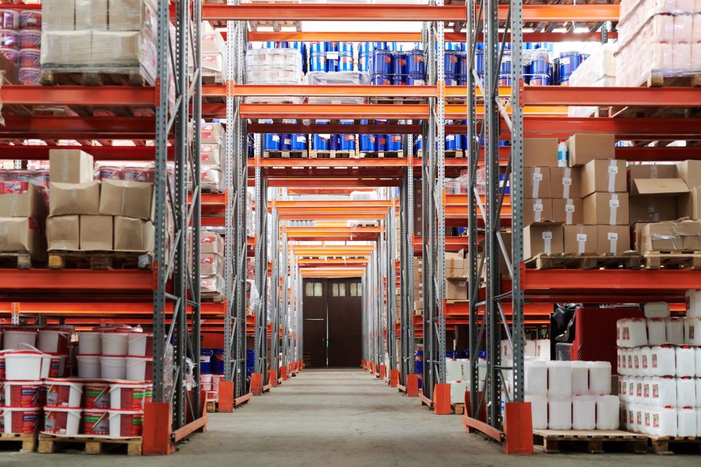 Entrepôt de stockage de consommables en rayonnages