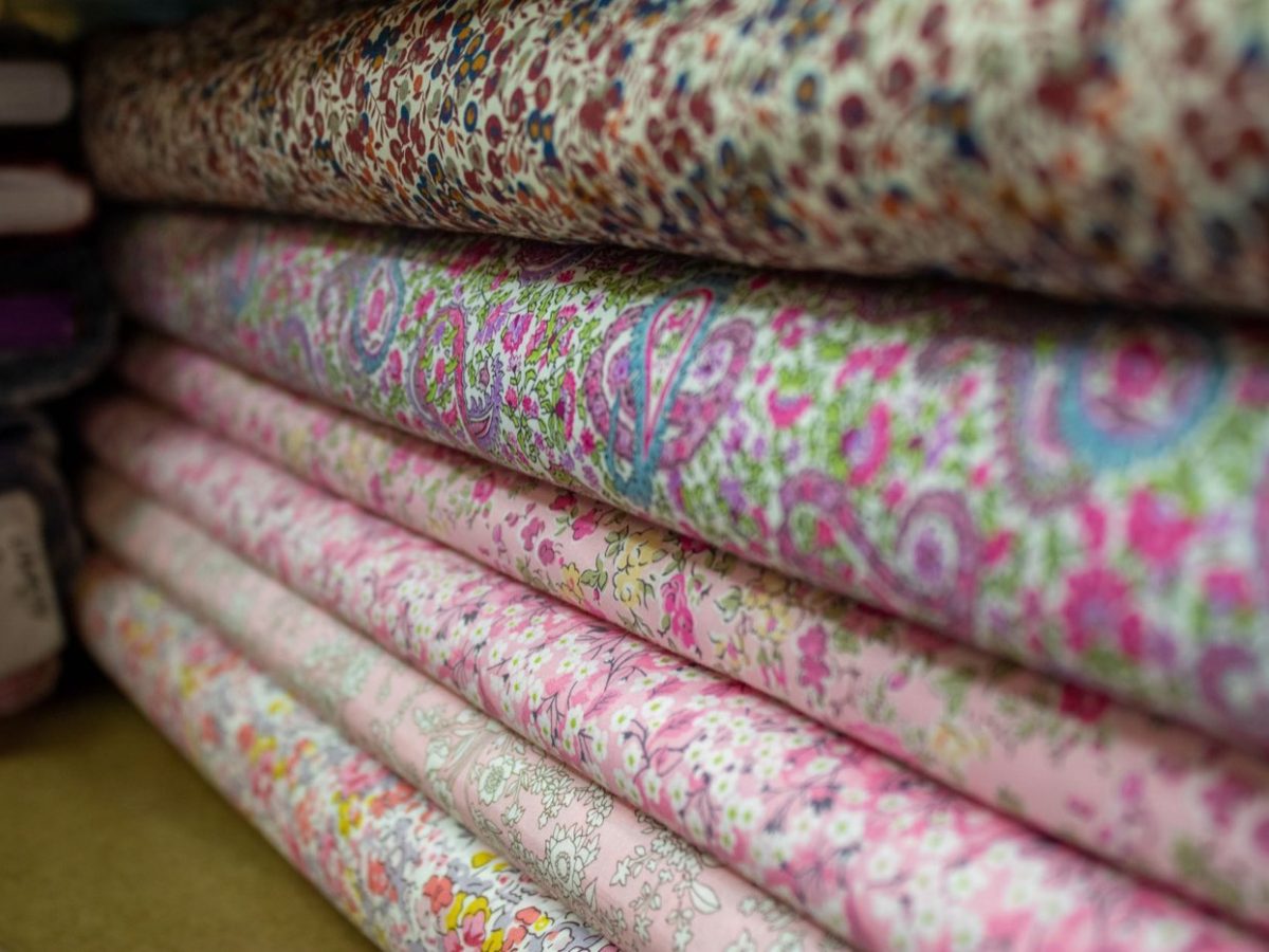 Impression textile personnalisée : quelle technique choisir (sérigraphie, flocage, DTF, broderie) ?