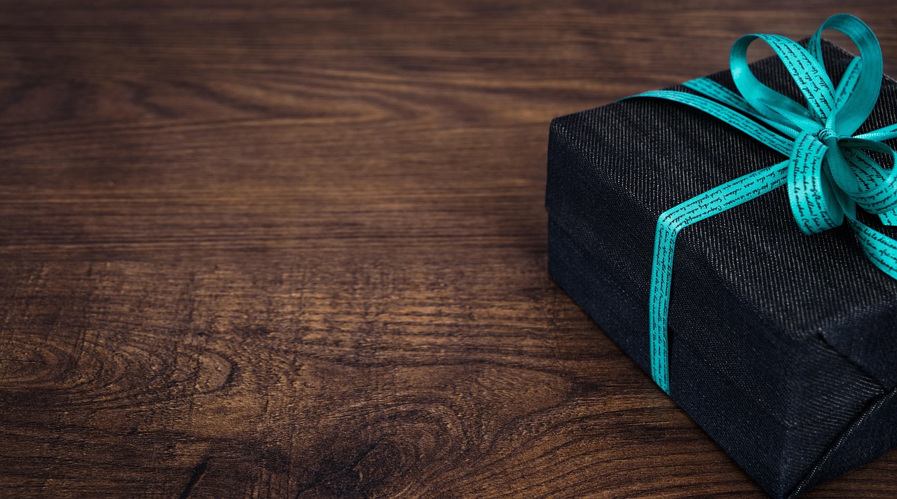 paquet-cadeau ficelé, symbole d'un lot de récompense envoyé à un membre
