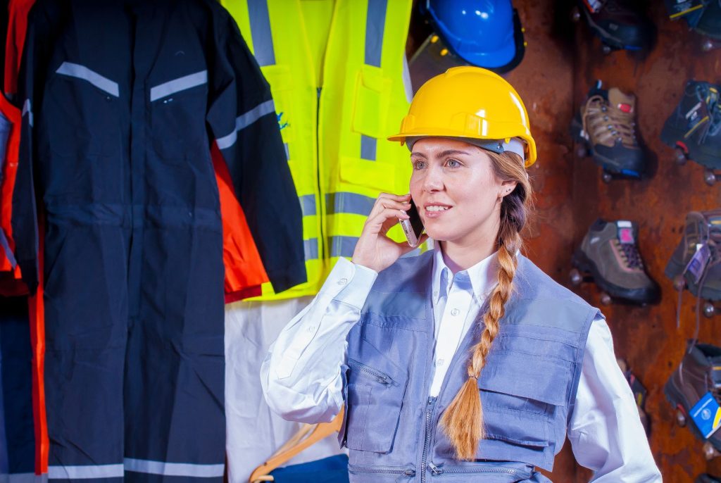 Ouvrière en vêtement de travail et casque de protection