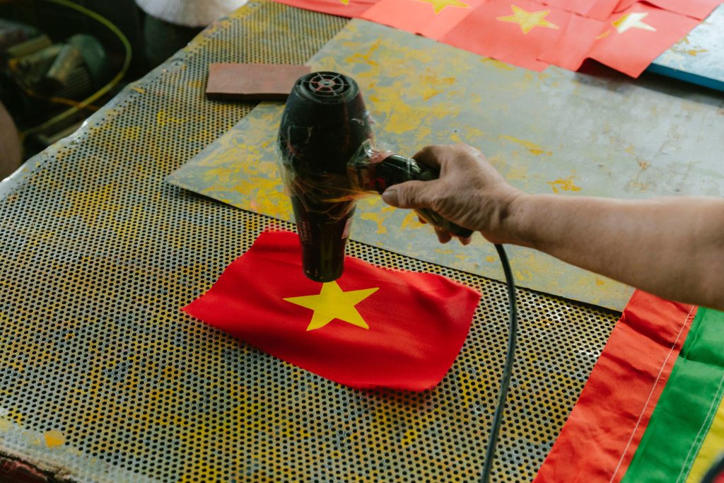 Application d'un motif de flocage par transfert à chaud sur un textile