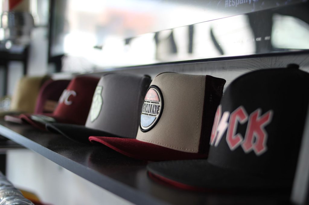 Rangée de casquettes brodées avec patchs sur étagère