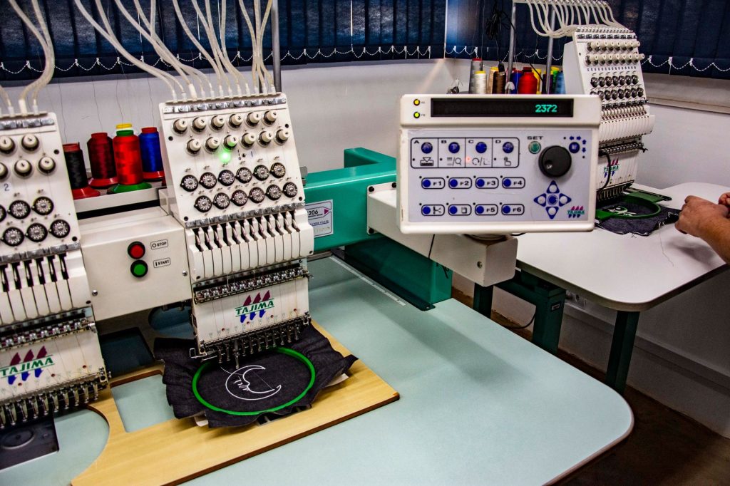Machine à broder industrielle multi-têtes en atelier