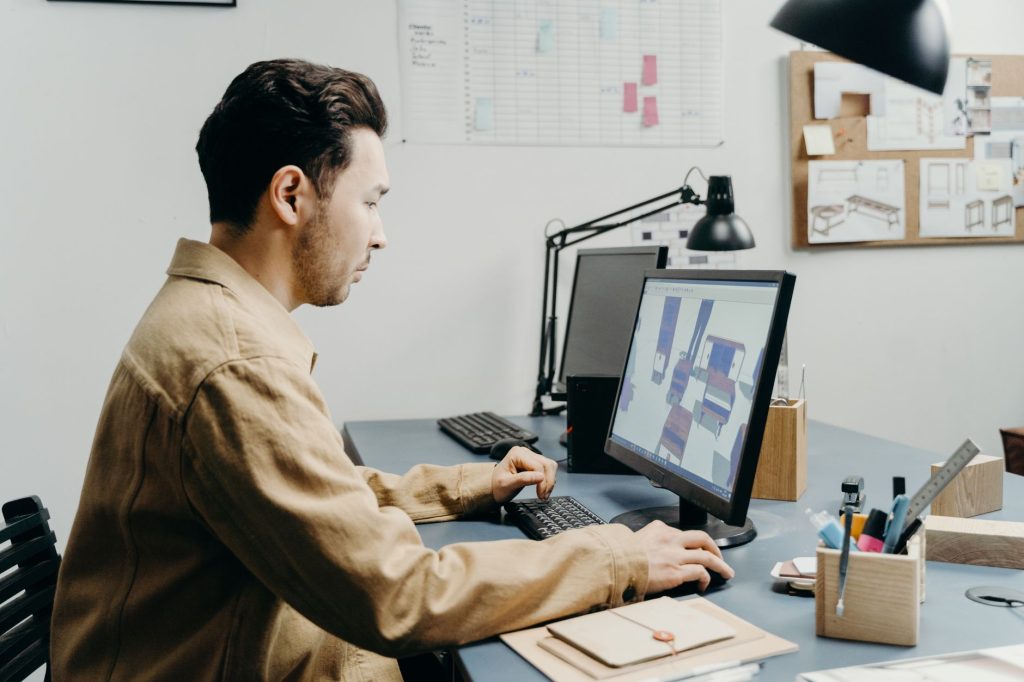 Poste de travail avec fichiers de production à l'écran