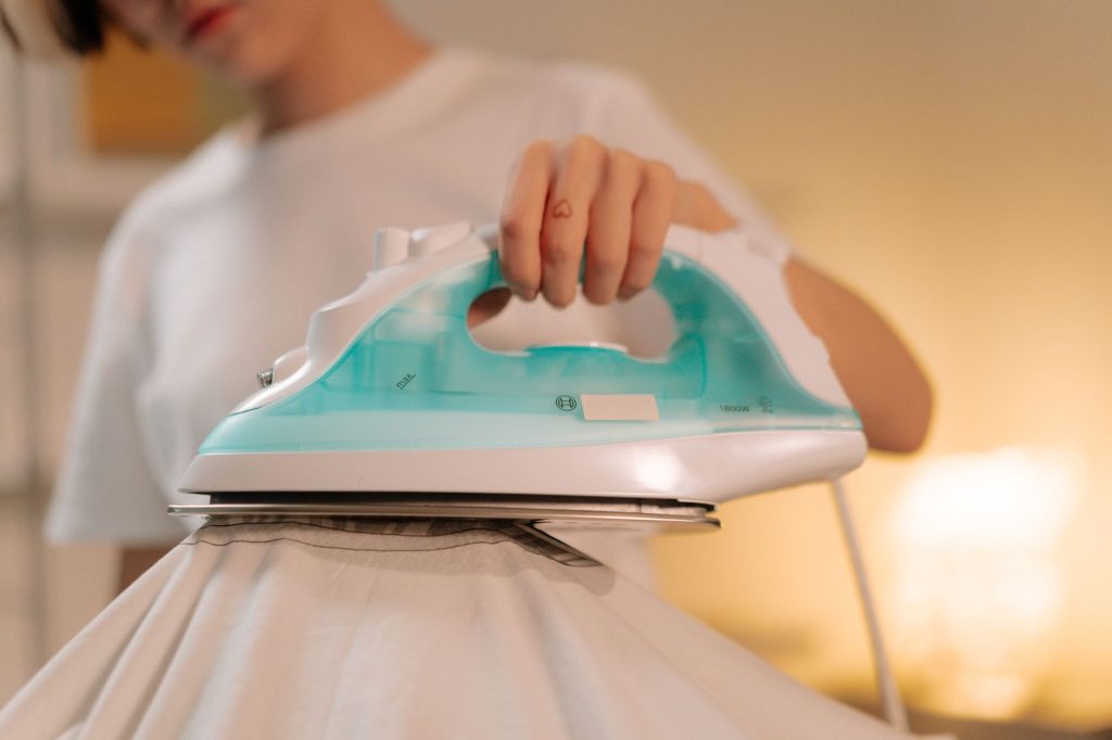 Fixation à chaud d'un transfert textile au fer