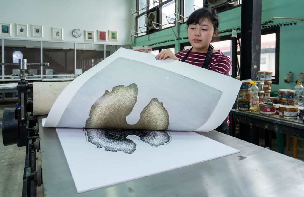Contrôle qualité d'une feuille imprimée en atelier