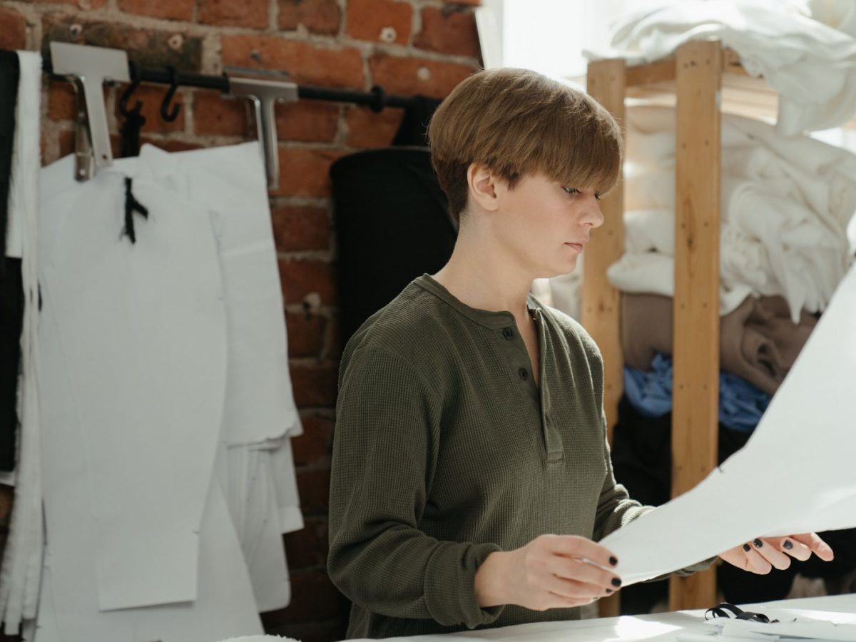 Atelier de marquage textile — patrons et tissus