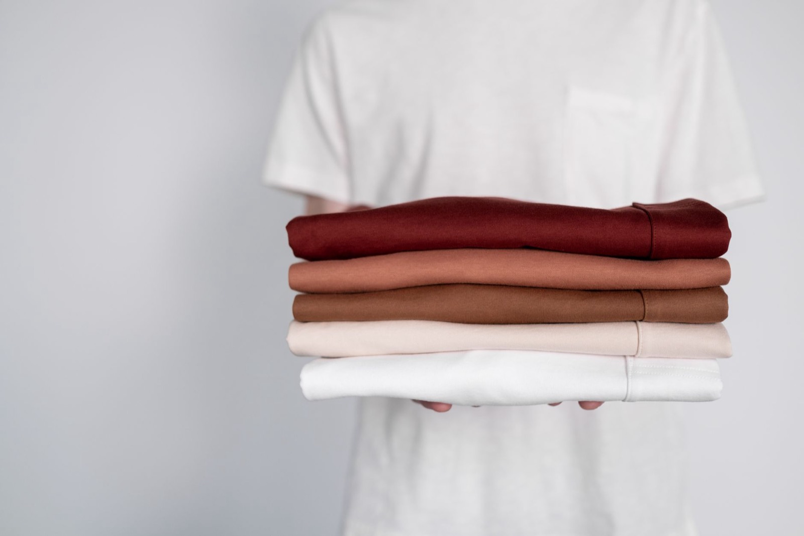 Pile de t-shirts imprimés prêts pour la livraison d'une commande textile