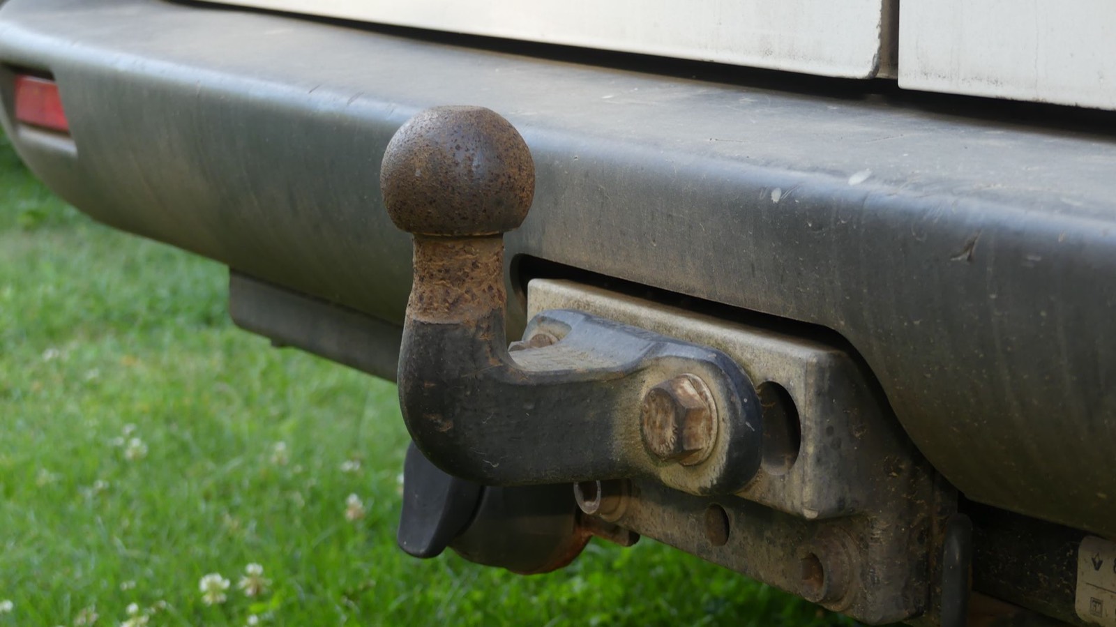 Attelage de remorque installé à l'arrière d'un véhicule