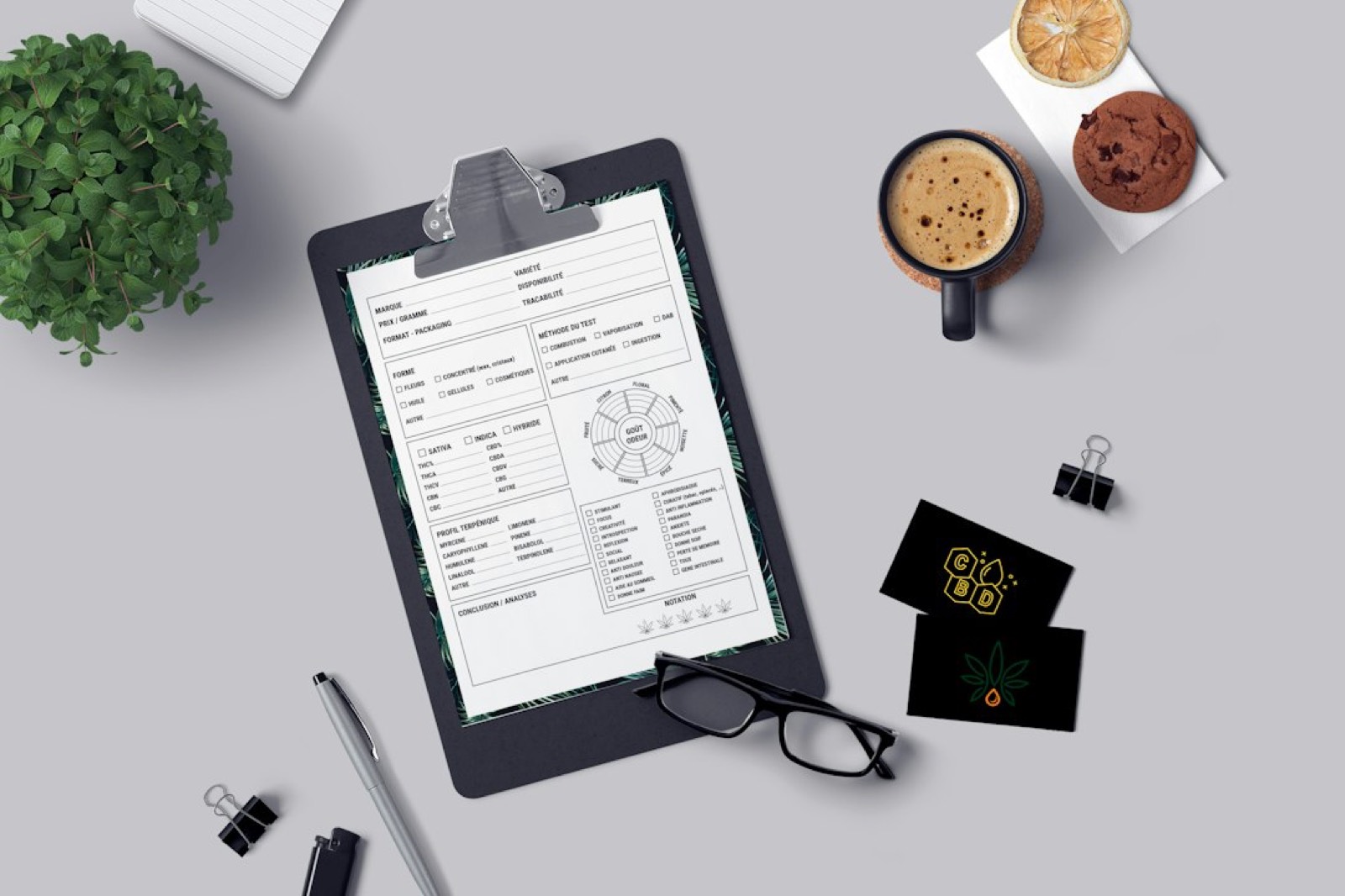 liste de vérification posée sur un clipboard à côté d'une imprimante