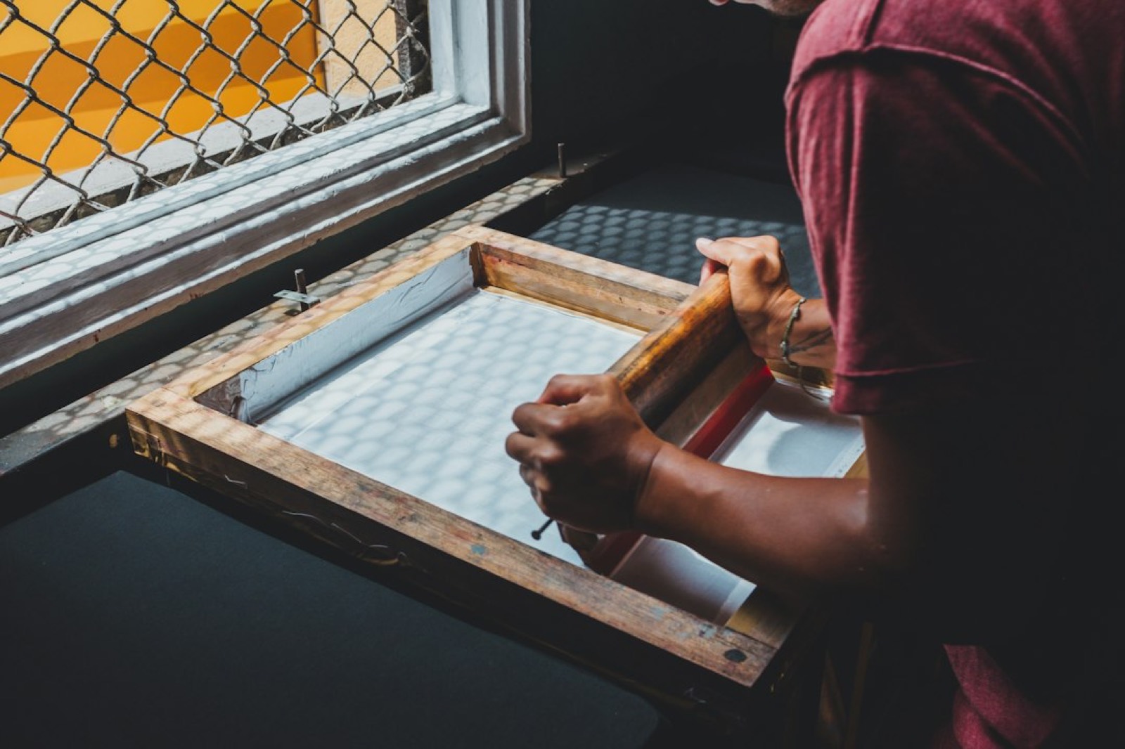 Atelier de sérigraphie textile avec écrans et poste d'impression