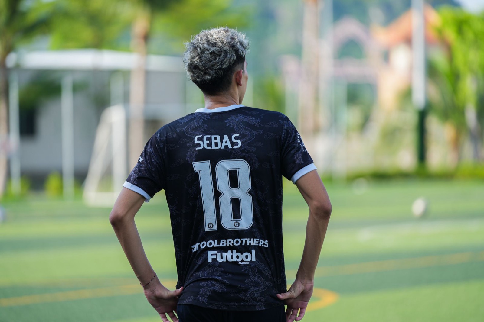 Presse à chaud en atelier pour la numérotation d'un maillot de club sportif