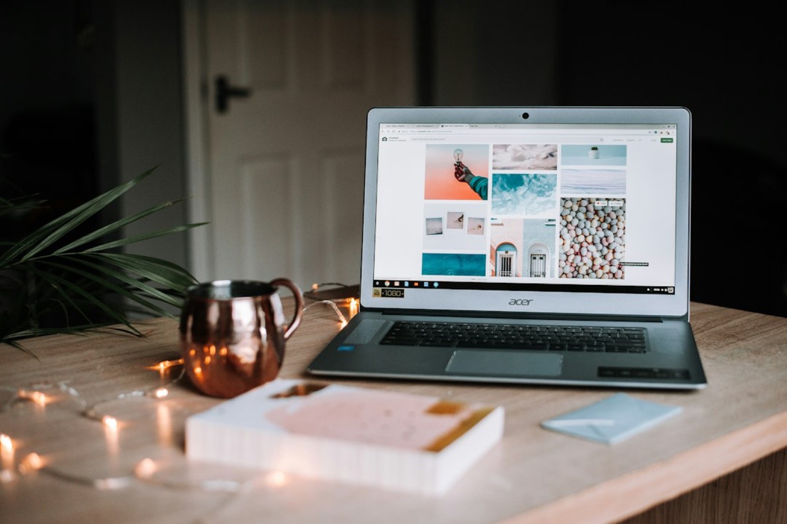 Ordinateur portable ouvert sur une maquette de site web, posé sur un bureau