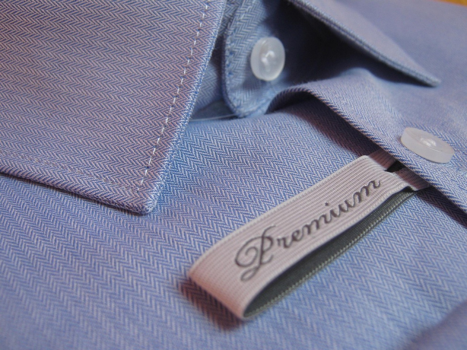 Polos de travail brodés d'un logo, vus de près