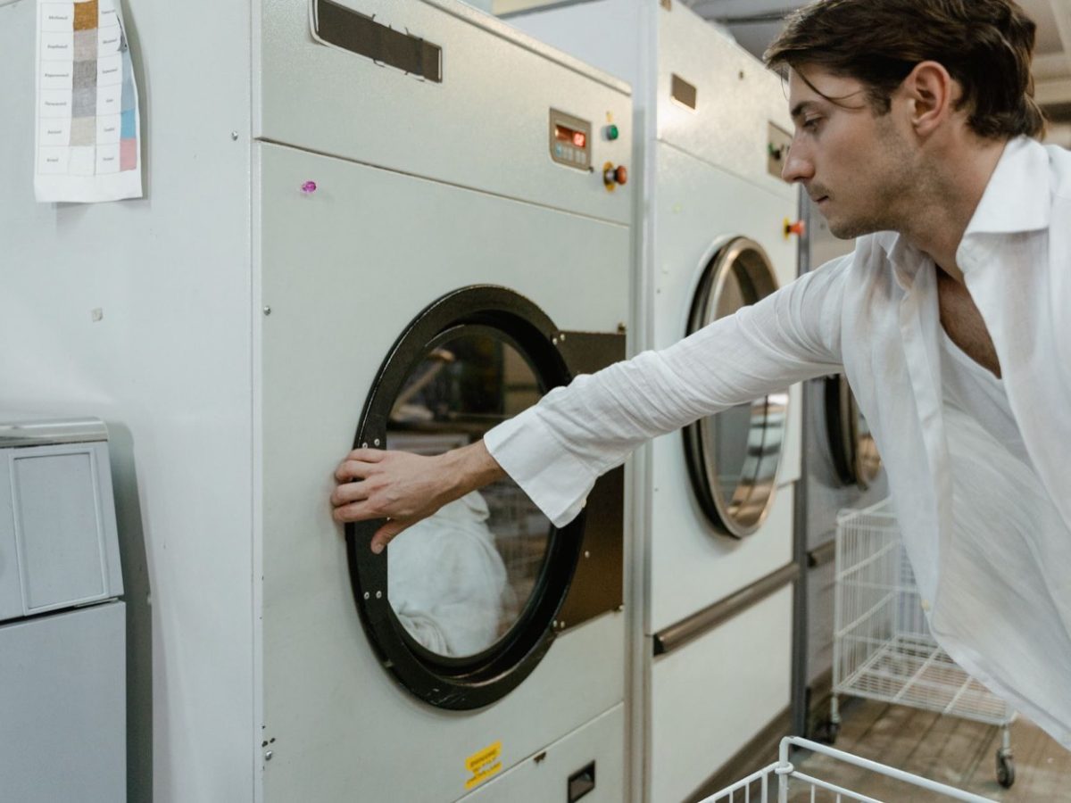 Entretien des vêtements marqués : tenue au lavage et consignes