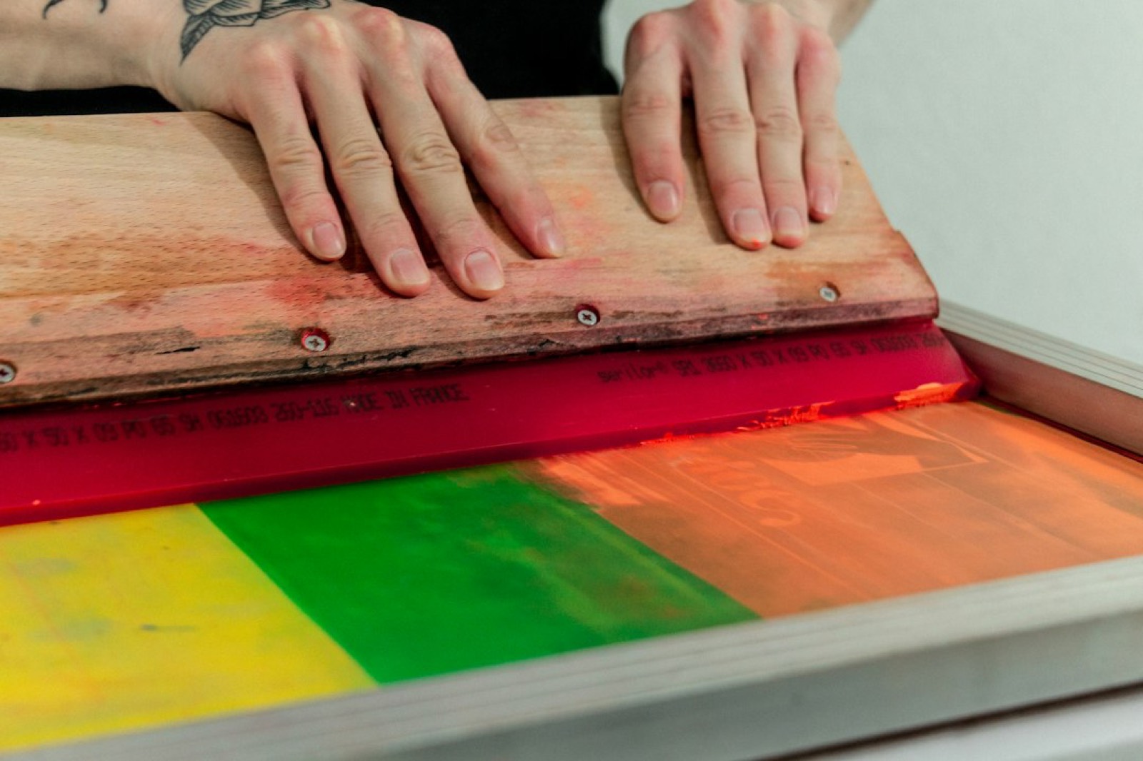 Cadre de sérigraphie en atelier de marquage textile