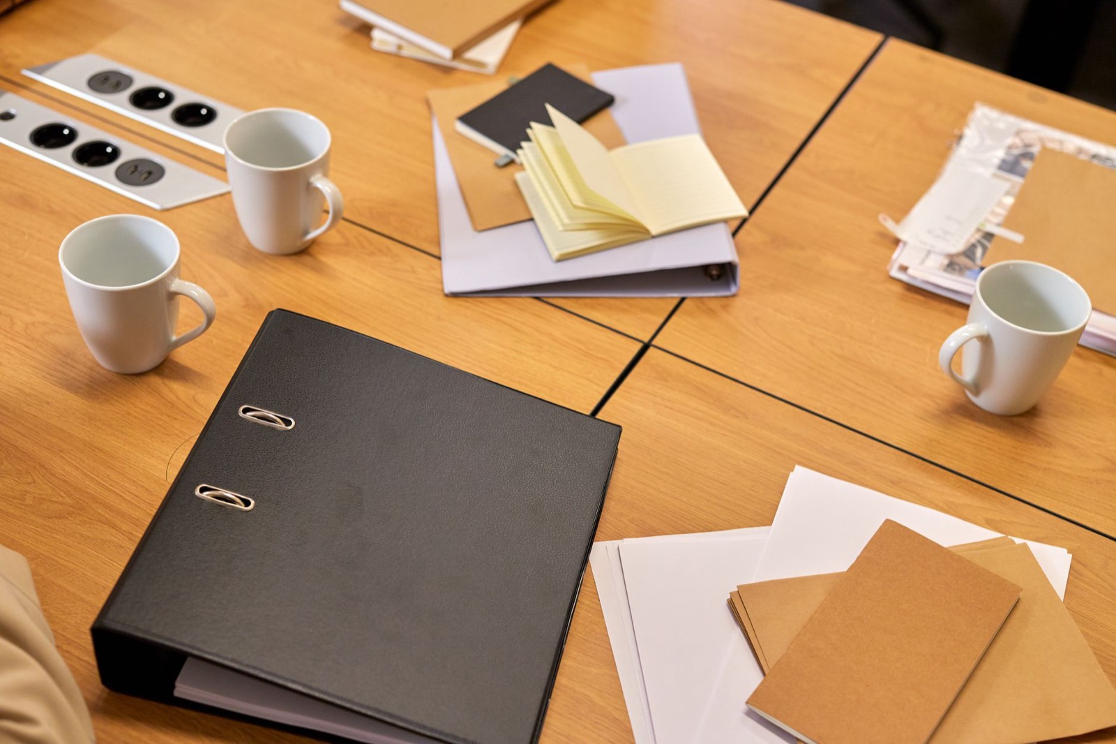 Classeur de procédures imprimées posé sur un bureau d'atelier