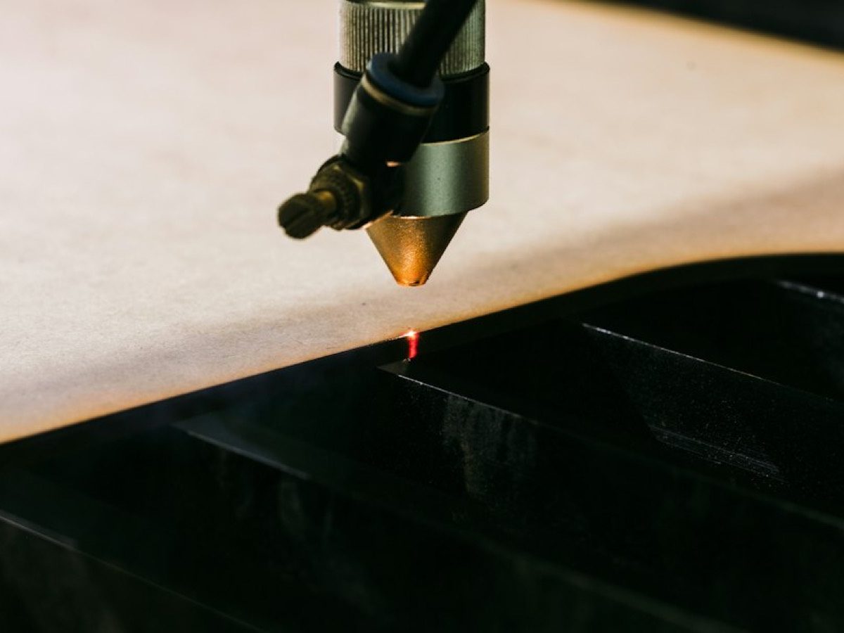 Machine à gravure laser : quel modèle pour un atelier de marquage ?