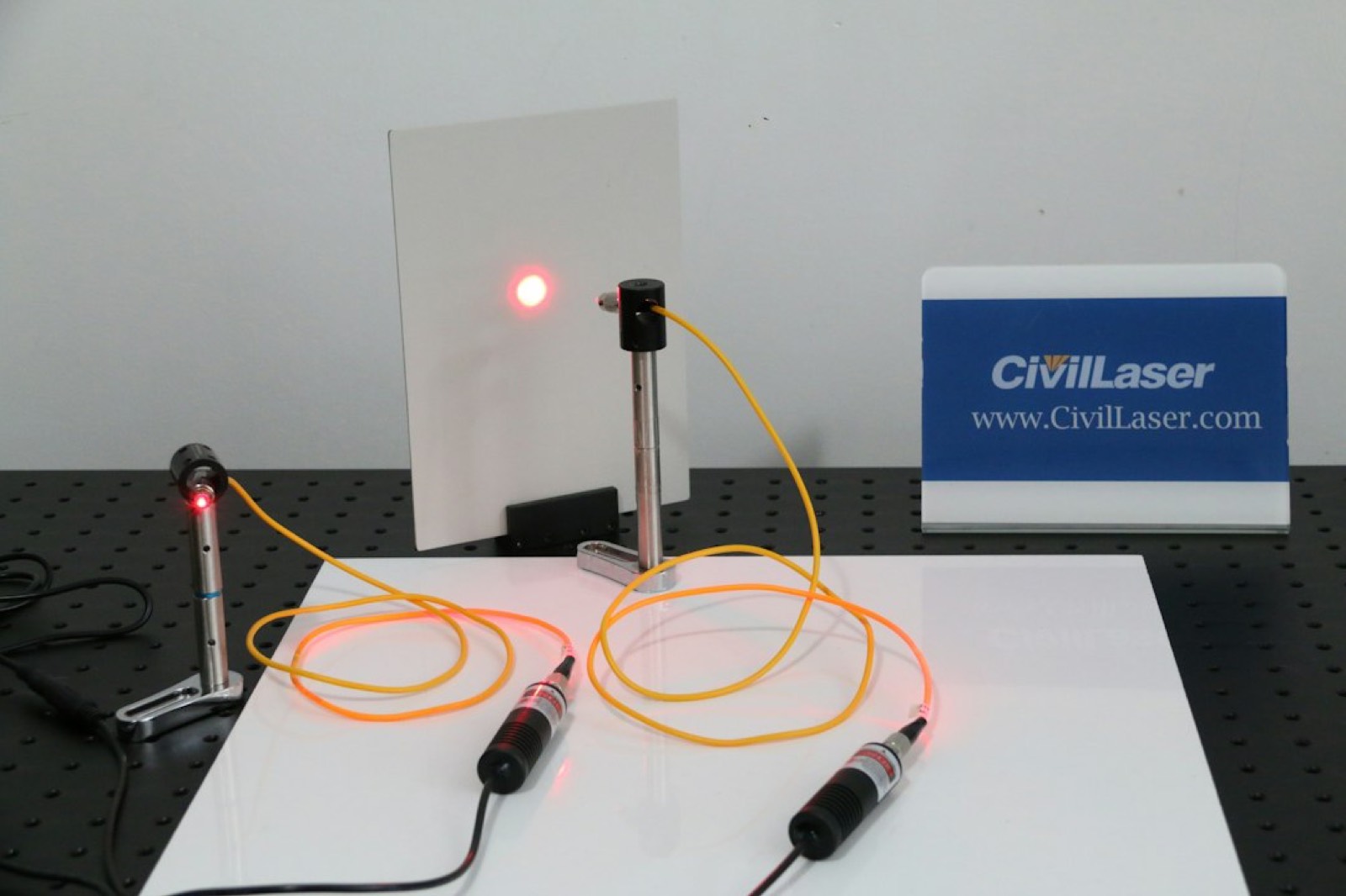 technicien réglant les paramètres de diode laser en atelier