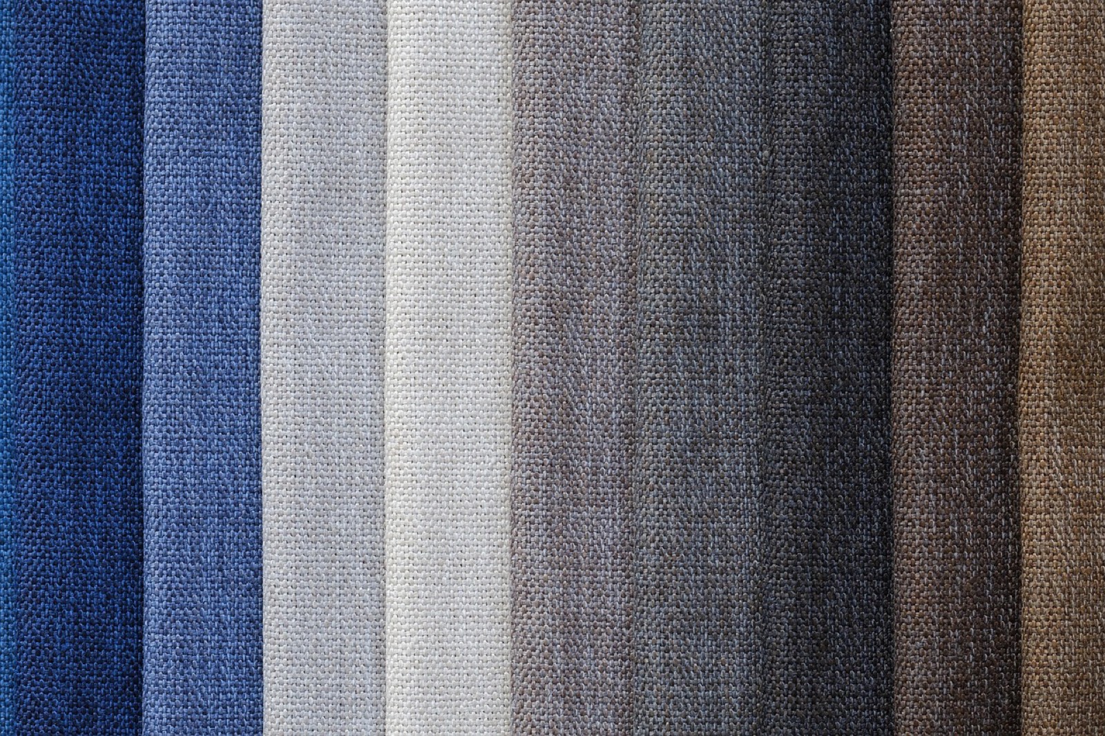 Film de transfert DTF posé sur une presse à chaud avant marquage textile