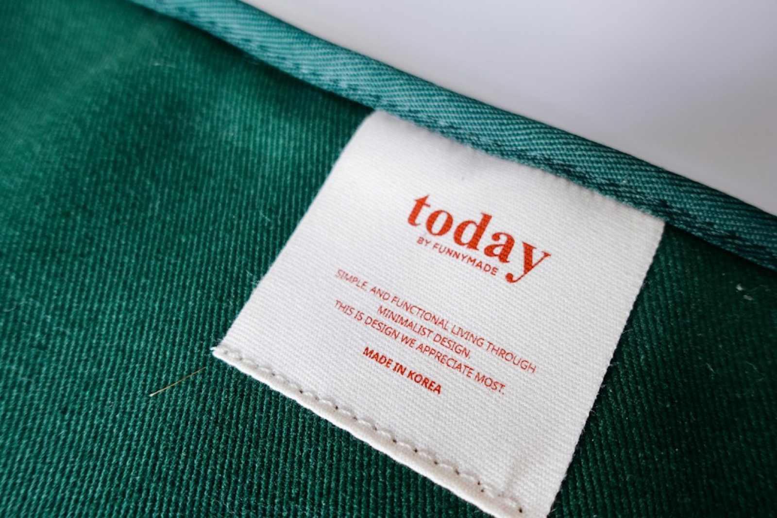 Presse de sérigraphie textile en atelier, un t-shirt posé sur la jeannette avant impression
