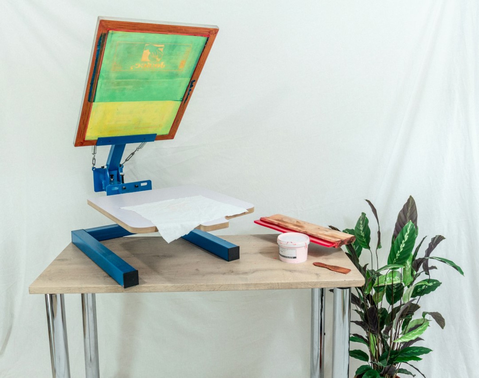 Cadre de sérigraphie posé sur un échantillon de tissu