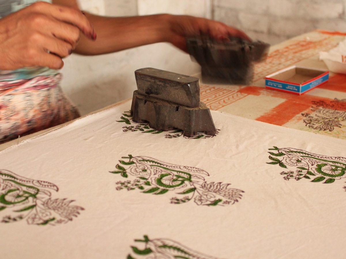 Textile d&rsquo;entreprise : quel volume justifie quelle technique de marqua